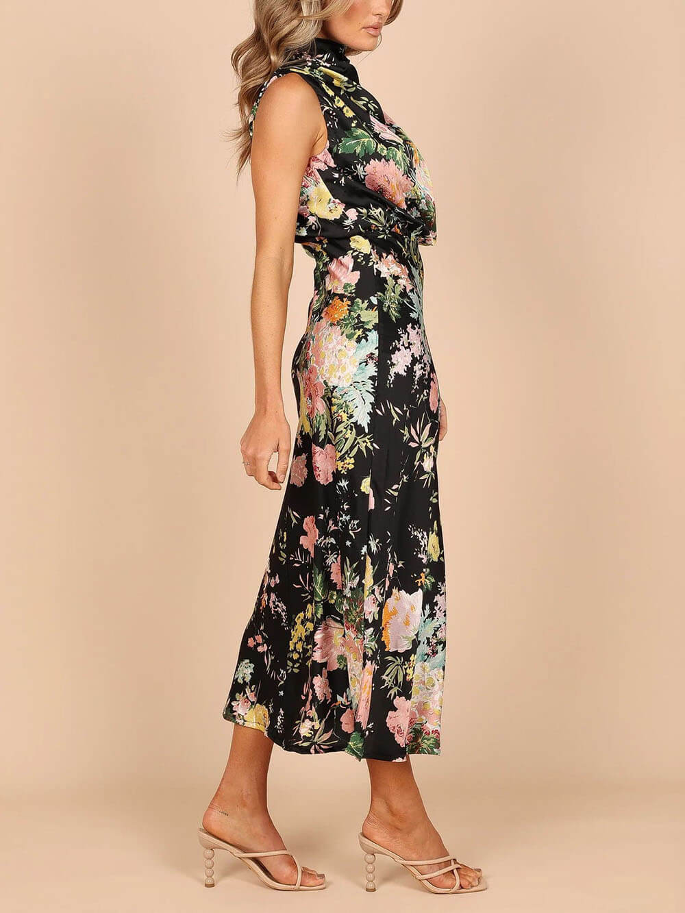 Vestido largo de flores con cuello halter